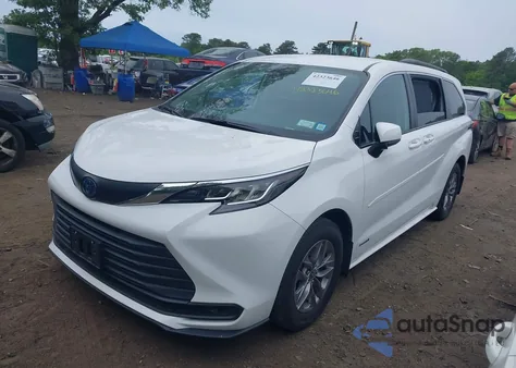2021 Toyota Sienna Le z USA, uszkodzony, nr VIN 5TDKRKECXMS059444